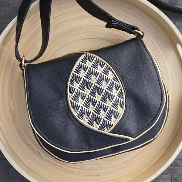 Classic black and gold for this Peekaboo Purse - Andrie Designs